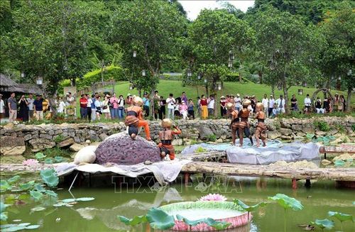 Khu du lịch sinh thái Vườn chim Thung Nham là một trong những cơ sở đầu tiên của tỉnh Ninh Bình được gắn biển Du lịch xanh.
