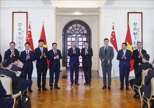 Tổng Bí thư, Chủ tịch nước Tô Lâm và Thủ tướng Singapore Lawrence Wong chứng kiến lễ trao các văn kiện hợp tác giữa hai nước. Ảnh: Thống Nhất/TTXVN