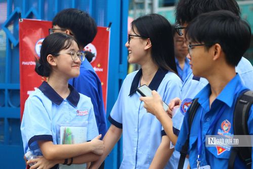 Các thí sinh bàn luận về đề thi