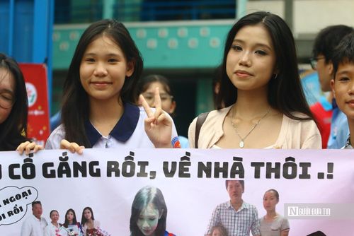 Gia đình, người thân đến cổ vũ thí sinh