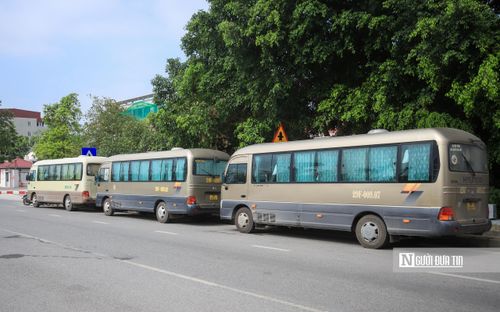 Trong sáng 2/6, ghi nhận cho thấy hàng loạt phương tiện vi phạm dừng đỗ không đúng nơi quy định.