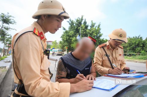 Đội Cảnh sát giao thông số 15 lập biên bản xử lý tài xế dừng đỗ xe không đúng nơi quy định.