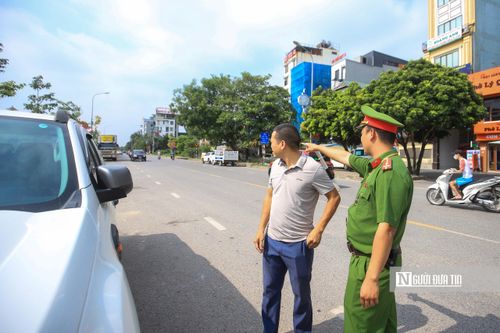 Lực lượng chức năng tuyên truyền nhắc nhở các tài xế chú ý biển báo và nghiêm cấm tình trạng dừng đỗ xe không đúng quy định.