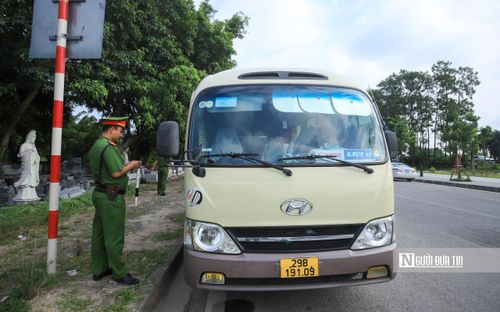 Lực lượng Công an xã Thiên Lộc phối hợp cùng Đội Cảnh sát giao thông số 15 (Phòng Cảnh sát giao thông, Công an Thành phố Hà Nội) tiến hành xử lý hàng loạt ô tô dừng đỗ không đúng nơi quy định.