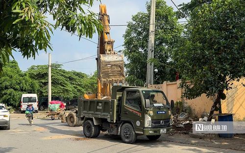 Máy xúc được huy động để xử lý điểm nghẽn tại xã Thiên Lộc sáng ngày 2/6.