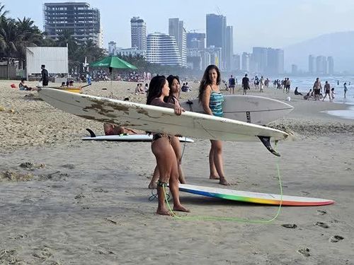 Du khách trong và ngoài nước đến Đà Nẵng ngày càng tăng cao.