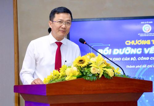 Lãnh đạo Sở Khoa học và Công nghệ TP Hồ Chí Minh phát biểu khai giảng chương trình.