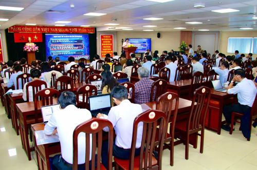 Học viên tham gia thực hành các công cụ AI phục vụ công tác quản lý, điều hành và tham mưu.