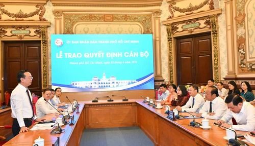 Phó Chủ tịch Bùi Minh Thạnh phát biểu giao nhiệm vụ. Ảnh: Việt Dũng