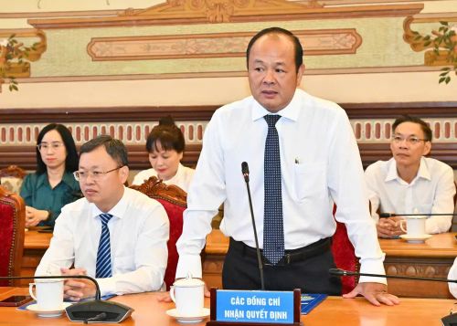 Phó Giám đốc Sở NN-MT Nguyễn Minh Chánh phát biểu nhận nhiệm vụ. Ảnh Việt Dũng
