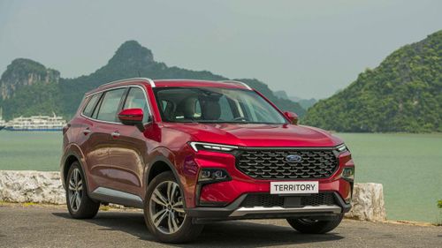 Peugeot 3008 (bên trên) và Ford Territory (bên dưới).