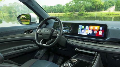 Khoang lái của Peugeot 3008 (bên trái) và Ford Territory (bên phải).