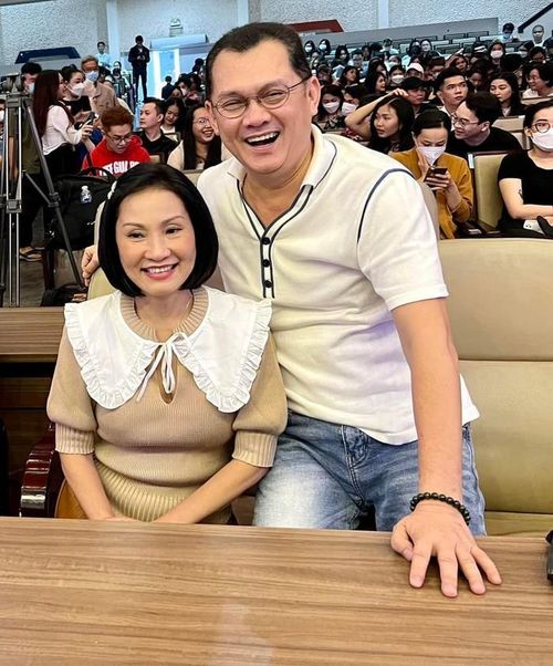 Chứng kiến Hồng Đào và NSƯT Hữu Châu vui vẻ đồng hành cùng nhau, công chúng không khỏi cảm thấy ấm lòng.