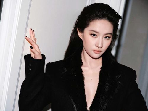 Sau hơn 900 ngày chưa nhận dự án truyền hình mới, mọi động thái của Lưu Diệc Phi đều nhanh chóng trở thành tâm điểm chú ý của truyền thông và khán giả.