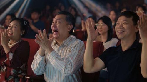 Ở Cảm Ơn Người Đã Thức Cùng Tôi, NSƯT Hữu Châu vào vai ông Năm - một người cha câm điếc, có con gái theo đuổi ước mơ trở thành diễn viên.
