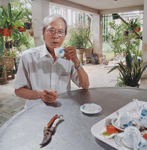 Mỗi chén trà giờ không còn điếu thuốc bên cạnh, thay vào đó là những câu chuyện vận động bà con xây dựng cuộc sống không khói thuốc. Ảnh: Phương Thiện