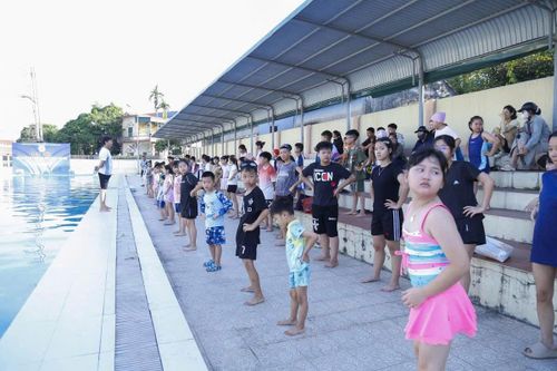 Phường Đông Triều tổ chức bơi miễn phí cho trẻ em.