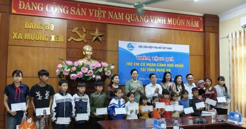 Ủy viên TƯ Đảng, Bí thư Đảng ủy, Chủ tịch Hội LHPN Việt Nam Lê Thị Thủy (thứ 2 từ trái qua, hàng sau) và Phó Chủ tịch Thường trực Hội LHPN Việt Nam Trần Lan Phương (thứ tư từ trái qua, hàng sau) trao quà cho các trẻ em có hoàn cảnh khó khăn tại xã Mường Xén, tỉnh Nghệ An