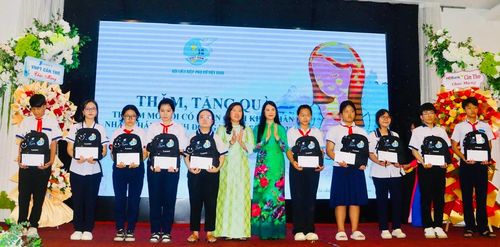 Phó Chủ tịch Thường trực Hội LHPN Việt Nam Trần Lan Phương (thứ 7 từ trái qua) thăm và tặng quà trẻ em mồ côi và trẻ em có hoàn cảnh đặc biệt khó khăn tại TP Cần Thơ
