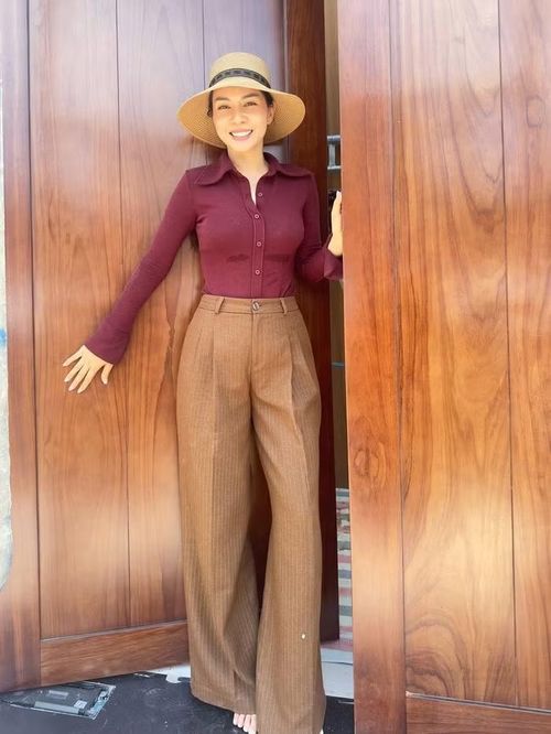 Thanh Thảo cũng dành nhiều sự quan tâm cho các chi tiết nội thất. Trong đó, hệ cửa gỗ là hạng mục khiến cô đặc biệt hài lòng khi màu sắc hoàn thiện đạt đúng như mong muốn