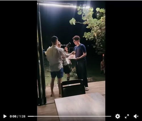 Trước đó, trong một video được Thanh Thảo đăng tải không gian bên ngoài ngôi nhà cũng phần nào được hé lộ. Khuôn viên rộng rãi với bể bơi riêng, thảm cỏ xanh và nhiều cây cối bao quanh. Khoảng sân và khu vực hiên nhà được bố trí thoáng đãng, phù hợp cho những buổi tụ họp bạn bè