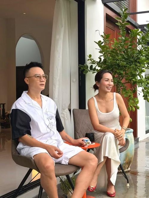 Ngay bên ngoài hệ cửa kính lớn, gia đình bố trí một bộ bàn ghế nhỏ để thư giãn, uống cà phê hoặc trò chuyện giữa không gian ngập tràn cây xanh
