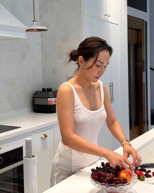 Căn bếp được thiết kế theo lối mở, kết nối trực tiếp với khu vực sinh hoạt chung. Đảo bếp rộng với mặt đá sáng màu tạo cảm giác sạch sẽ, tinh tế và tiện nghi