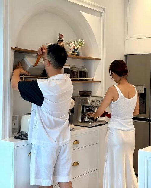 Trên các hình ảnh được chia sẻ, không gian bếp còn xuất hiện máy pha cà phê, các dụng cụ pha chế và đồ dùng nhà bếp được sắp xếp gọn gàng, cho thấy gia chủ chú trọng trải nghiệm sống tiện nghi và thoải mái