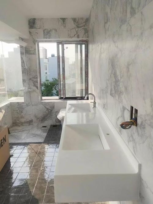 Thanh Thảo cũng từng hé lộ khu vực phòng tắm trong ngôi nhà mới. Dù chưa hoàn thiện nhưng không gian được thiết kế với tông màu trắng chủ đạo, mang lại cảm giác rộng rãi, sạch sẽ