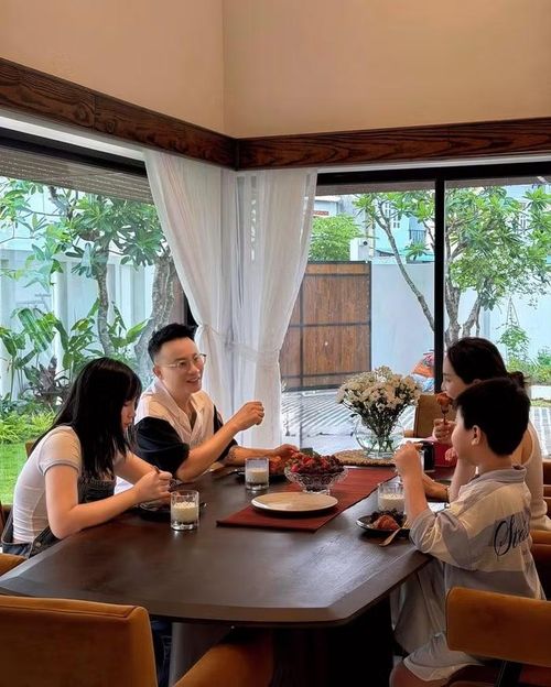 Ngôi nhà được ưu tiên tối đa các mảng kính lớn nhằm đón ánh sáng tự nhiên và mở rộng tầm nhìn ra khu vườn bên ngoài. Những hàng cây, thảm cỏ và khoảng sân rộng tạo cảm giác thoáng đãng, gần gũi với thiên nhiên