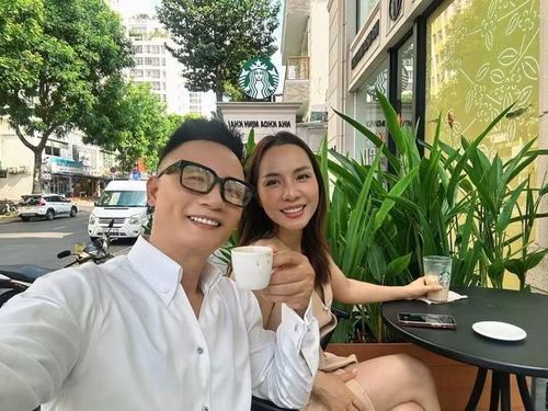 Trải qua gần hai thập kỷ hôn nhân, Hoàng Bách và Thanh Thảo vẫn giữ được sự gắn kết đáng ngưỡng mộ. Cặp đôi hiện có ba người con và đang tận hưởng cuộc sống gia đình hạnh phúc trong tổ ấm mới được cả hai dày công vun đắp