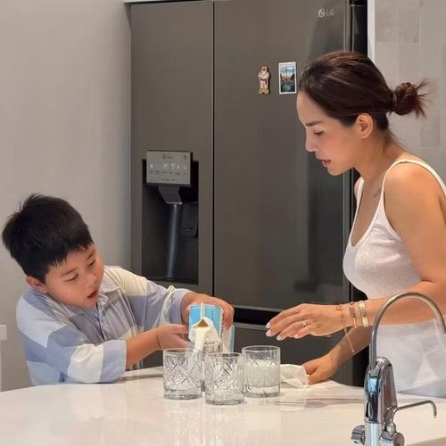 Gam màu trắng - xám chủ đạo kết hợp với các bề mặt bóng sáng giúp căn bếp luôn tạo cảm giác sạch sẽ, rộng rãi