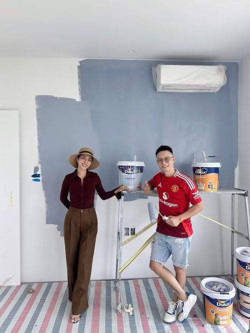 Không chỉ đầu tư về thiết kế, vợ chồng Hoàng Bách còn trực tiếp tham gia vào quá trình hoàn thiện tổ ấm, chăm chút từ những chi tiết nội thất nhỏ nhất đến cách bài trí không gian sống