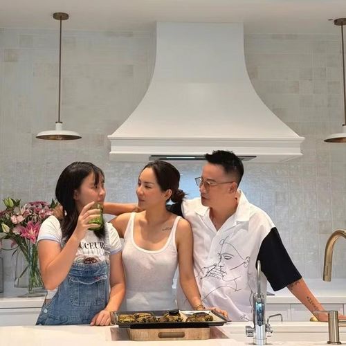 Không quá cầu kỳ hay phô trương, tổ ấm mới của Hoàng Bách và Thanh Thảo ghi dấu ấn bằng sự hiện đại, tinh tế cùng bầu không khí gia đình đầm ấm