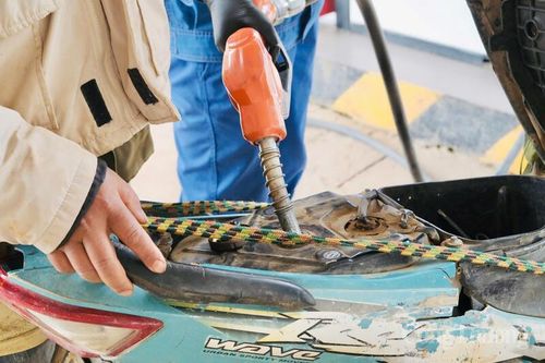 Trong quá trình kinh doanh, việc lấy mẫu kiểm tra tiếp tục được duy trì định kỳ 5 ngày/lần để theo dõi chất lượng nhiên liệu tại các cửa hàng. Ảnh: Hiền Mai