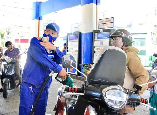 Từ ngày 1/6/2026, 113 cửa hàng xăng dầu của Petrolimex Gia Lai đã chuyển sang kinh doanh xăng E10 RON95-III và E10 RON95-V theo đúng quy định tại Thông tư số 50/2025/TT-BCT của Bộ Công Thương. Ảnh: Hiền Mai