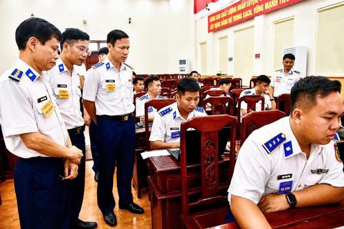 Các thí sinh thực hiện nội dung phần thi kiến thức chung trên phần mềm số hóa. Ảnh: Văn Thường