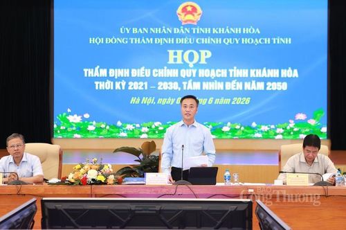 Ông Nguyễn Việt Hùng - Phó Bí thư Tỉnh ủy, Chủ tịch UBND tỉnh Khánh Hòa chủ trì cuộc họp.