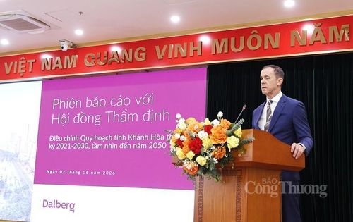 Đại diện đơn vị tư vấn báo cáo tóm tắt về điều chỉnh quy hoạch tỉnh Khánh Hòa thời kỳ 2021 - 2030, tầm nhìn đến năm 2050.