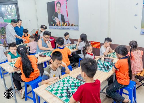 Bên cạnh các môn thể thao vận động, cờ vua là một trong những môn thể thao trí tuệ được phụ huynh lựa chọn nhiều nhất cho con em trong dịp hè. Tại Trung tâm Cờ vua 36, các lớp học thu hút đông đảo học viên tham gia, trong đó trẻ từ 5 tuổi đã có thể làm quen với những nước cờ đầu tiên.