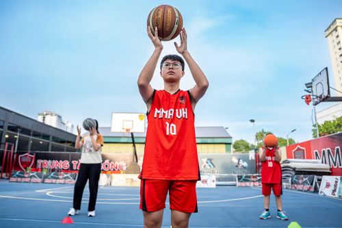 Lớp bóng rổ tại Trung tâm MMA VH do HLV Nguyễn Văn Hùng - cựu tuyển thủ bóng rổ quốc gia tại SEA Games 29 năm 2017 - tổ chức, thu hút đông đảo học viên tham gia trong dịp hè.
