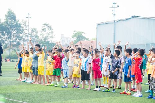 Các lớp bóng đá cộng đồng do cựu tuyển thủ Thanh Hóa Lê Quốc Phương tổ chức thu hút đông đảo học viên tham gia ngay từ đầu hè.
