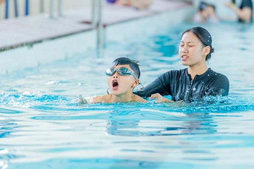Tại bể bơi thuộc Trung tâm Huấn luyện và Thi đấu Thể dục thể thao tỉnh, các học viên của CLB Sáng Swimming được hướng dẫn bởi đội ngũ HLV giàu kinh nghiệm và tập luyện cùng các VĐV thuộc đội tuyển bơi Thanh Hóa, qua đó nâng cao kỹ năng và nuôi dưỡng niềm đam mê với môn thể thao dưới nước.