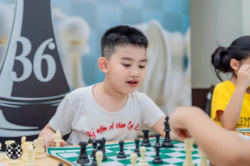 Cờ vua giúp trẻ phát triển tư duy logic, khả năng tập trung và kỹ năng giải quyết vấn đề.