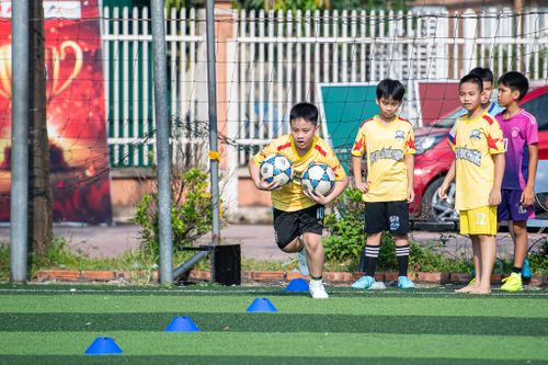 Không chỉ học kỹ thuật, các cầu thủ nhí còn được rèn luyện tinh thần đồng đội và ý thức kỷ luật thông qua các buổi tập.