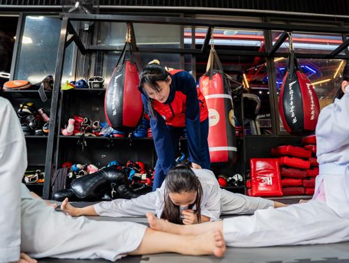 Taekwondo là môn thể thao yêu cầu cao về độ dẻo dai và sự linh hoạt của cơ thể. Vì vậy, những bài tập ép dẻo không chỉ giúp nâng cao kỹ thuật mà còn rèn luyện tính kiên trì, kỷ luật cho các võ sinh nhí.