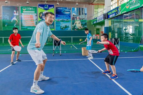 Là một trong những bộ môn “hot” nhất thời điểm hiện tại, Pickleball đang trở thành môn thể thao mới được nhiều trẻ em và phụ huynh quan tâm trong dịp hè.
