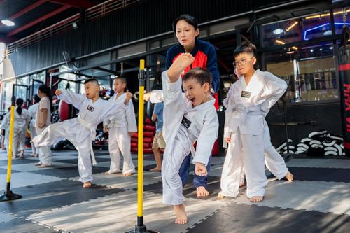 Mùa hè là thời điểm lý tưởng để trẻ em làm quen và trải nghiệm các môn võ thuật. Tại lớp Taekwondo thuộc Trung tâm MMA VH, các học viên nhí được hướng dẫn bài bản từ những kỹ thuật cơ bản đến nâng cao bởi VĐV Nguyễn Thị Hương - nhà vô địch SEA Games 31, qua đó từng bước rèn luyện thể chất, sự tự tin và tính kỷ luật.