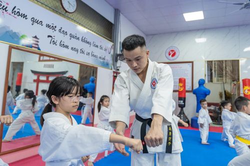 Những bài tập đối kháng, kỹ thuật cơ bản giúp các em nâng cao thể lực và kỹ năng tự vệ.
