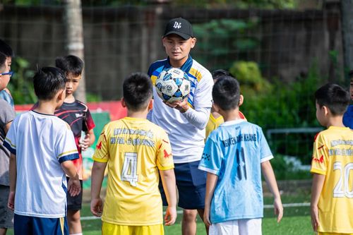 Dưới sự hướng dẫn trực tiếp của các HLV giàu kinh nghiệm, các em được làm quen với những kỹ năng cơ bản của môn bóng đá trong không khí hào hứng, vui tươi.
